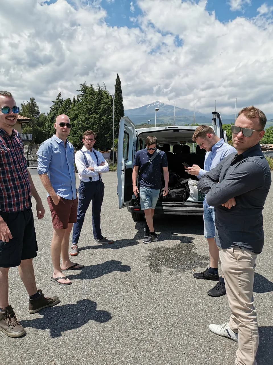 Het Winepad-team bij een busje in Sicilië, met de Etna op de achtergrond.