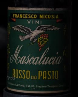 Het etiket van een fles Mascalucia, Rosso da pasto.